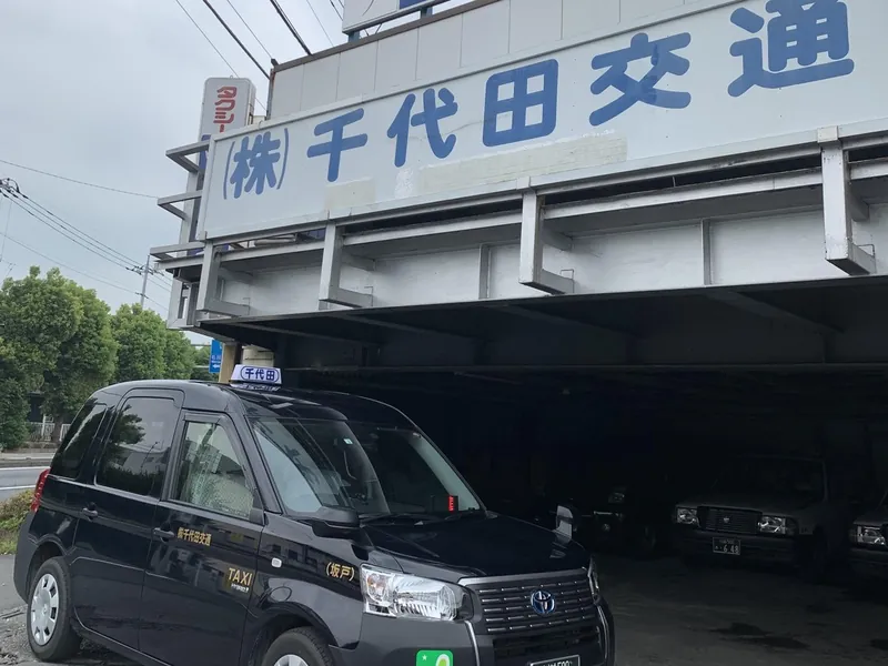 営業所前のタクシー