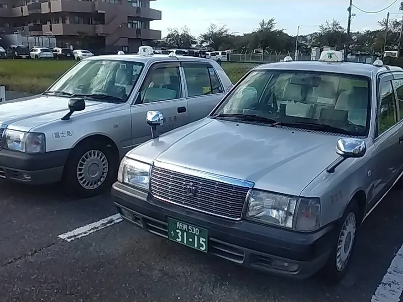 並んで待機するタクシー