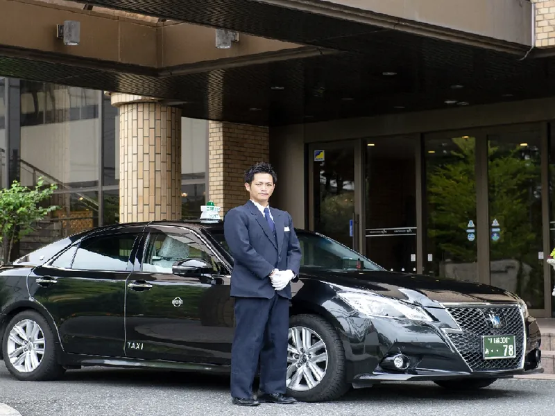ホテル前でお客さまを待つドライバー